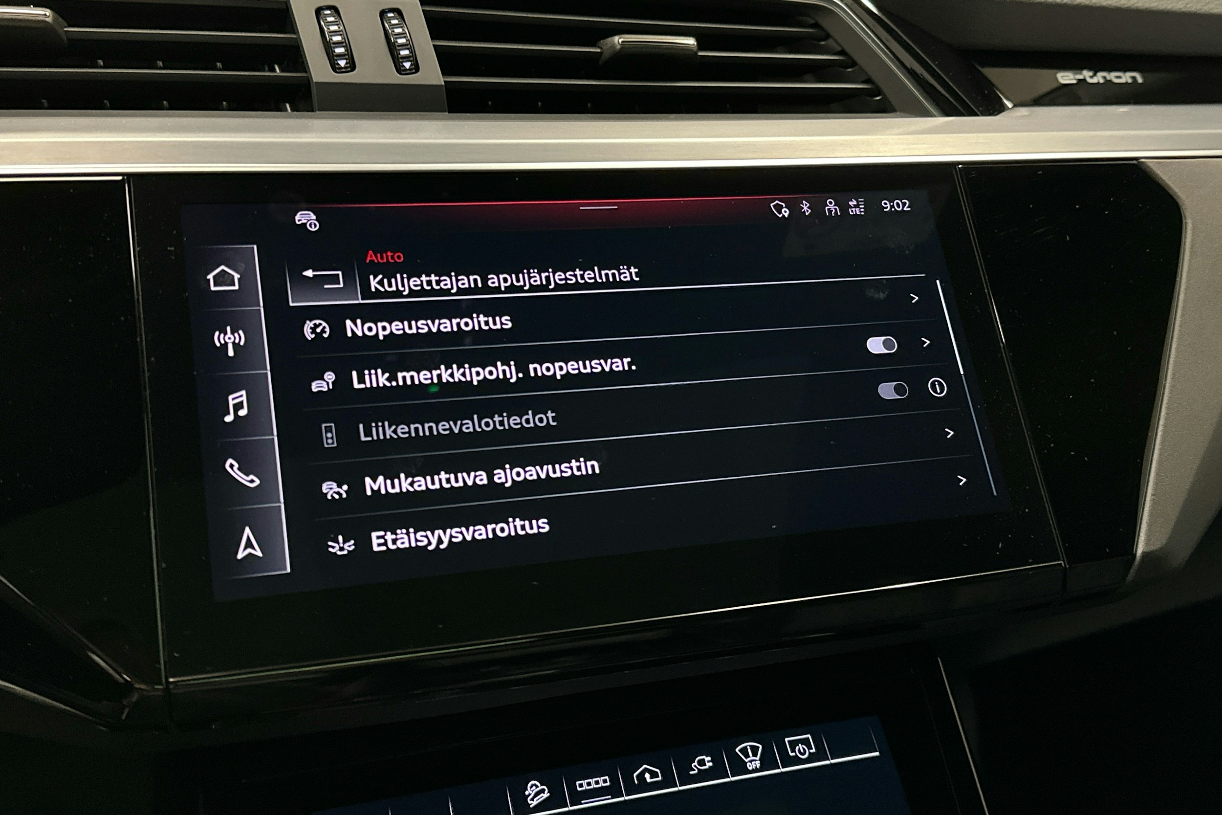 sininen Audi Q8 e-tron 2024 kuva 17.