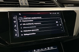 sininen Audi Q8 e-tron 2024 kuva 17.