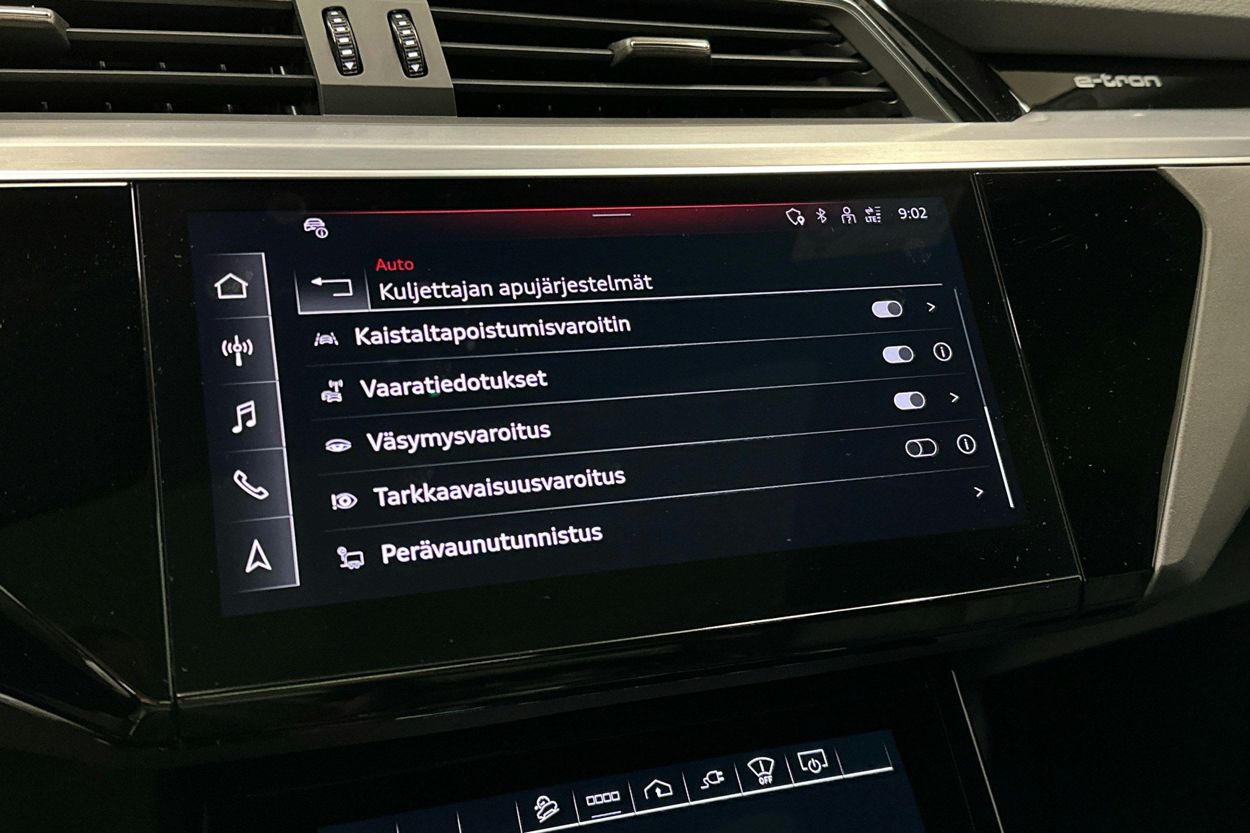 sininen Audi Q8 e-tron 2024 kuva 18.