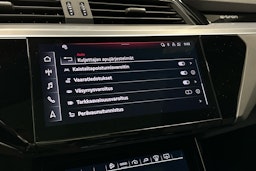 sininen Audi Q8 e-tron 2024 kuva 18.