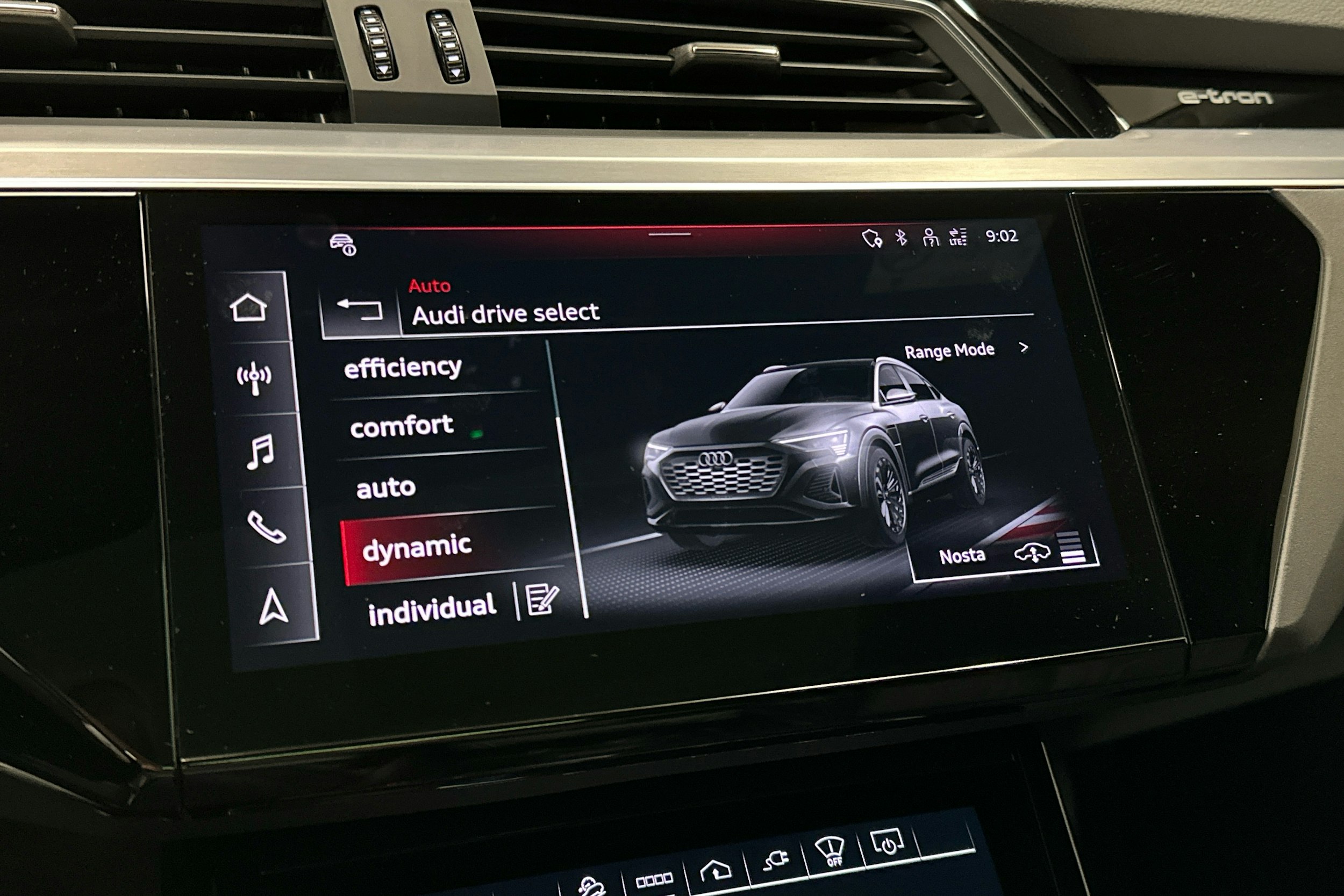 sininen Audi Q8 e-tron 2024 kuva 19.