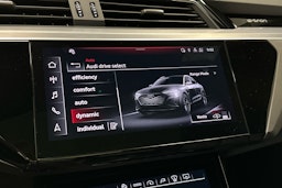 sininen Audi Q8 e-tron 2024 kuva 19.