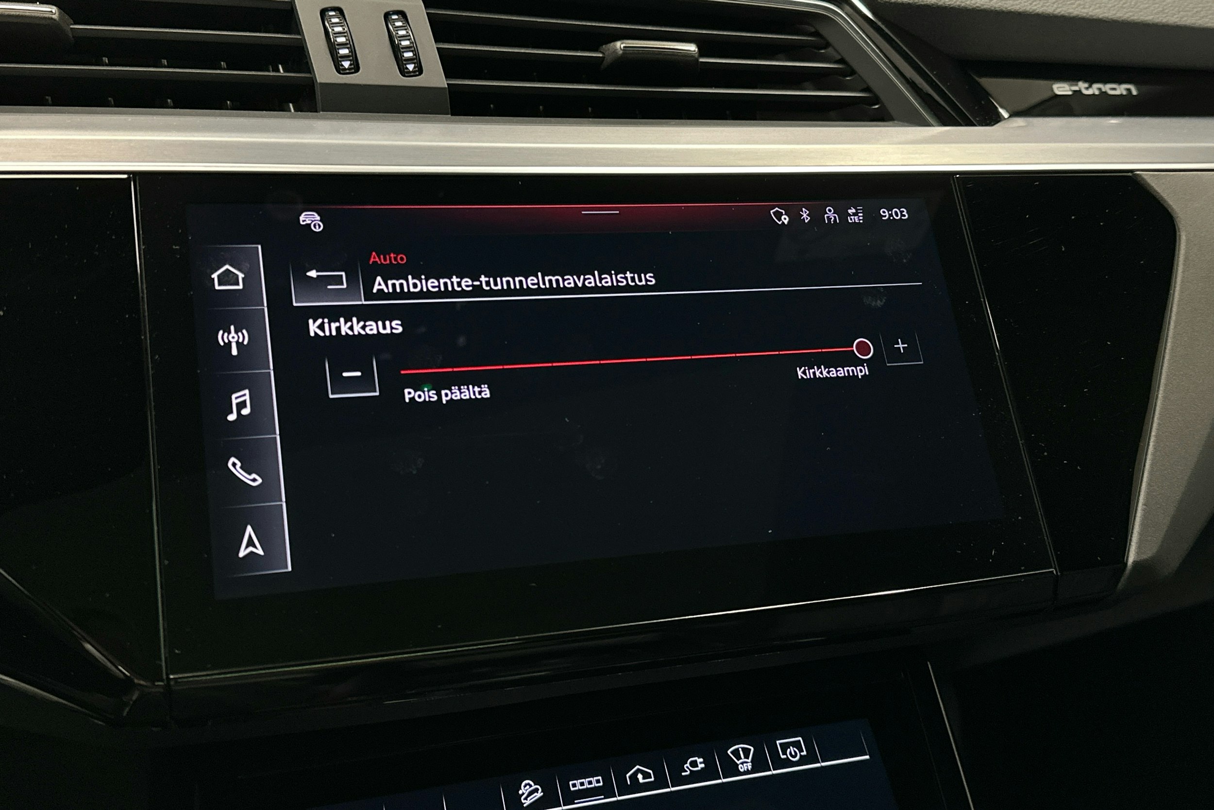 sininen Audi Q8 e-tron 2024 kuva 21.