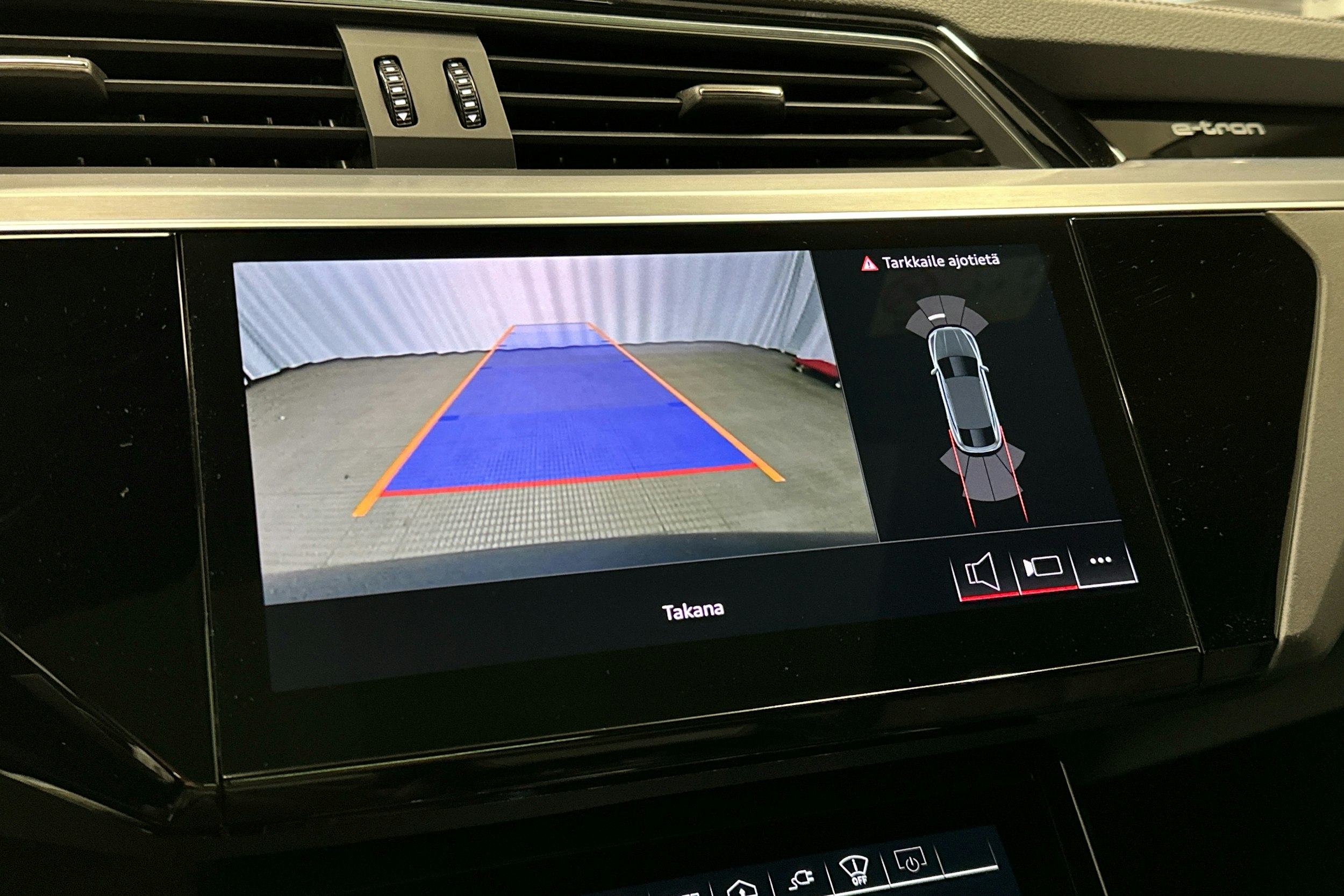 sininen Audi Q8 e-tron 2024 kuva 22.