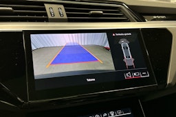 sininen Audi Q8 e-tron 2024 kuva 22.
