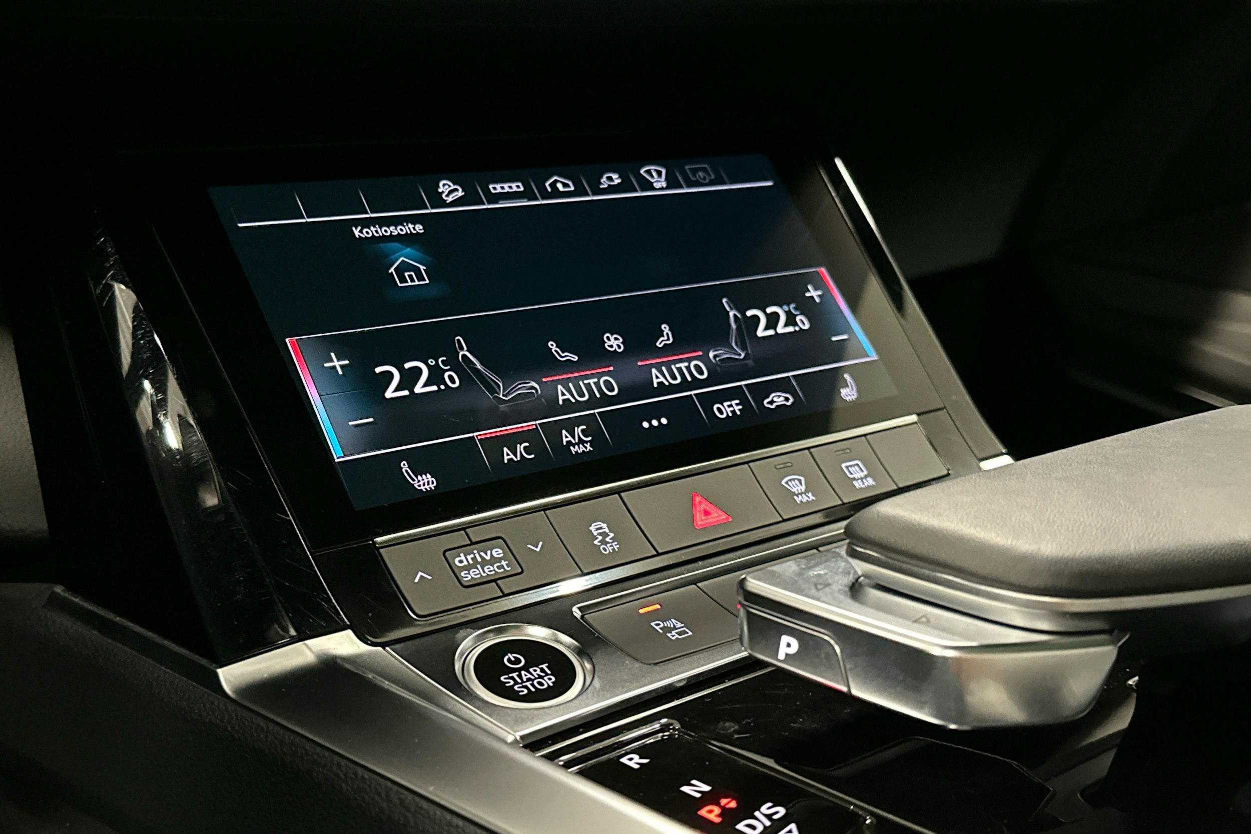 sininen Audi Q8 e-tron 2024 kuva 23.