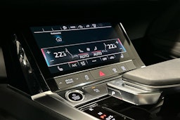 sininen Audi Q8 e-tron 2024 kuva 23.
