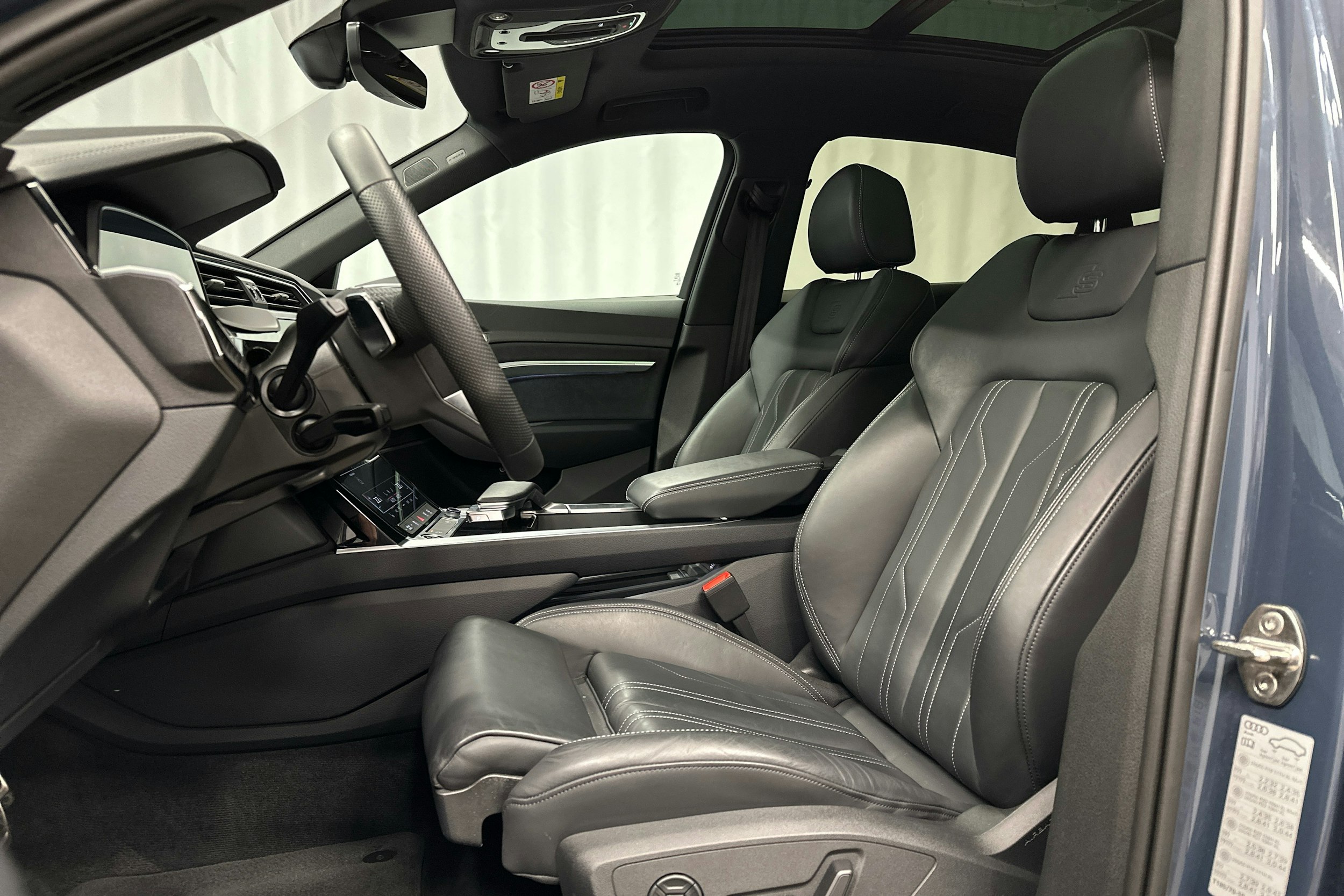 sininen Audi Q8 e-tron 2024 kuva 24.