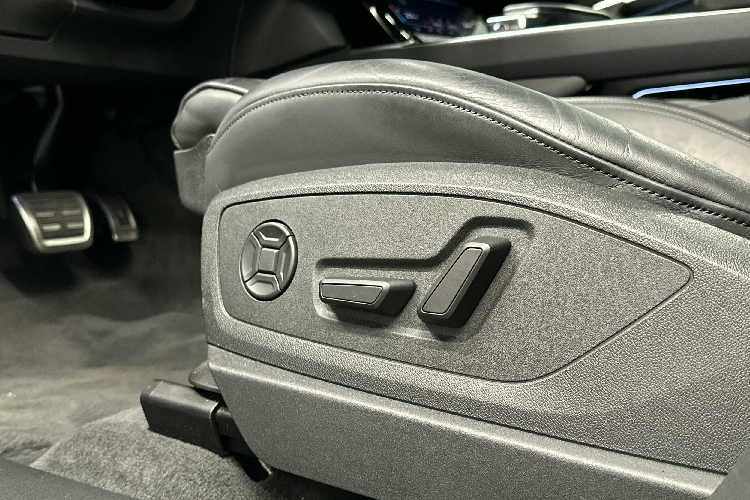 sininen Audi Q8 e-tron 2024 kuva 25.