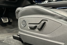sininen Audi Q8 e-tron 2024 kuva 25.
