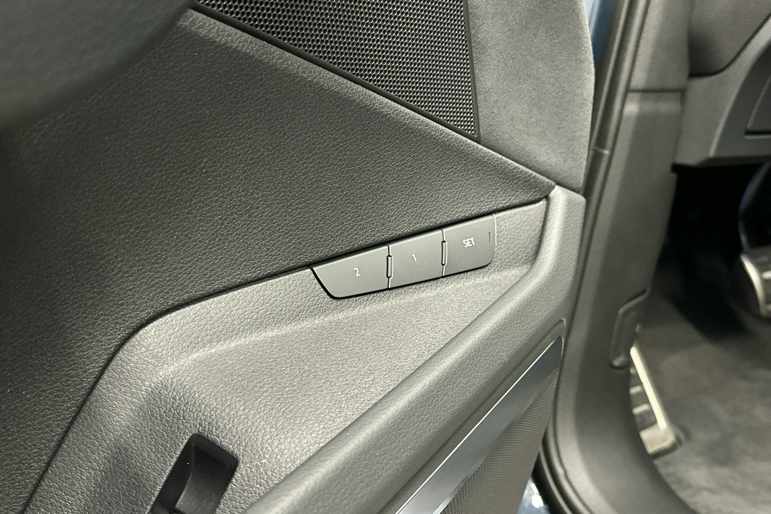 sininen Audi Q8 e-tron 2024 kuva 26.