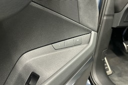 sininen Audi Q8 e-tron 2024 kuva 26.