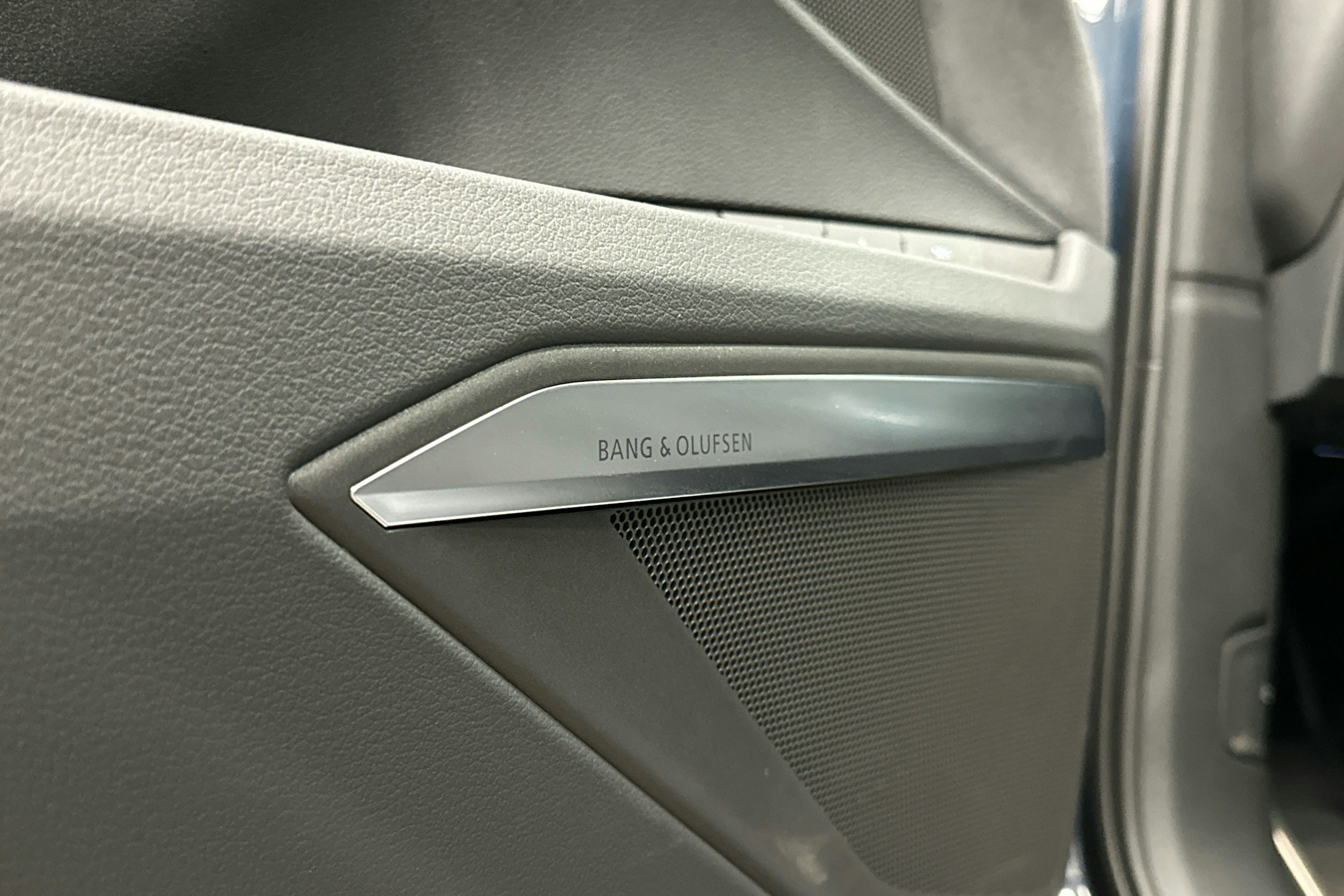 sininen Audi Q8 e-tron 2024 kuva 27.