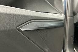 sininen Audi Q8 e-tron 2024 kuva 27.