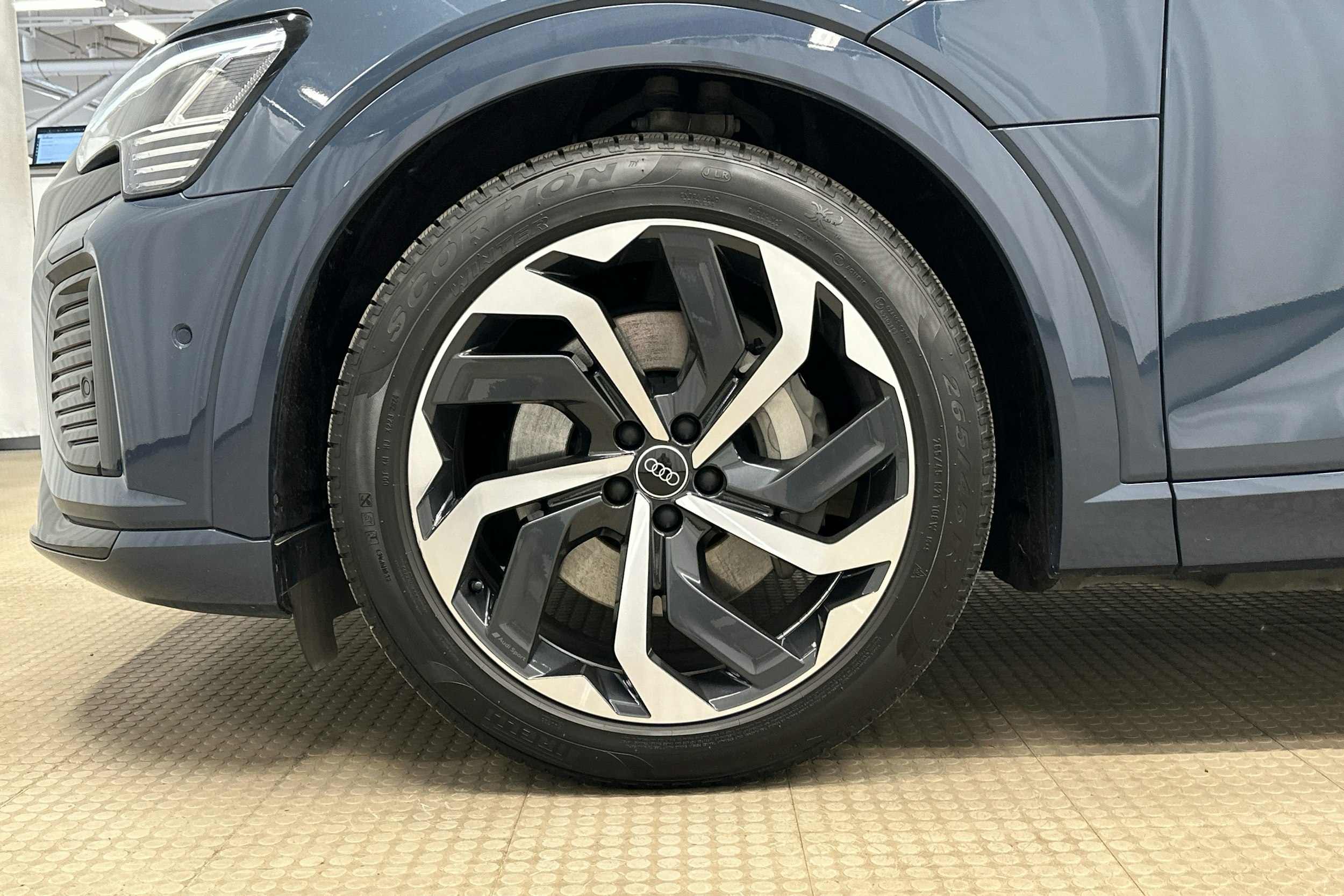 sininen Audi Q8 e-tron 2024 kuva 33.