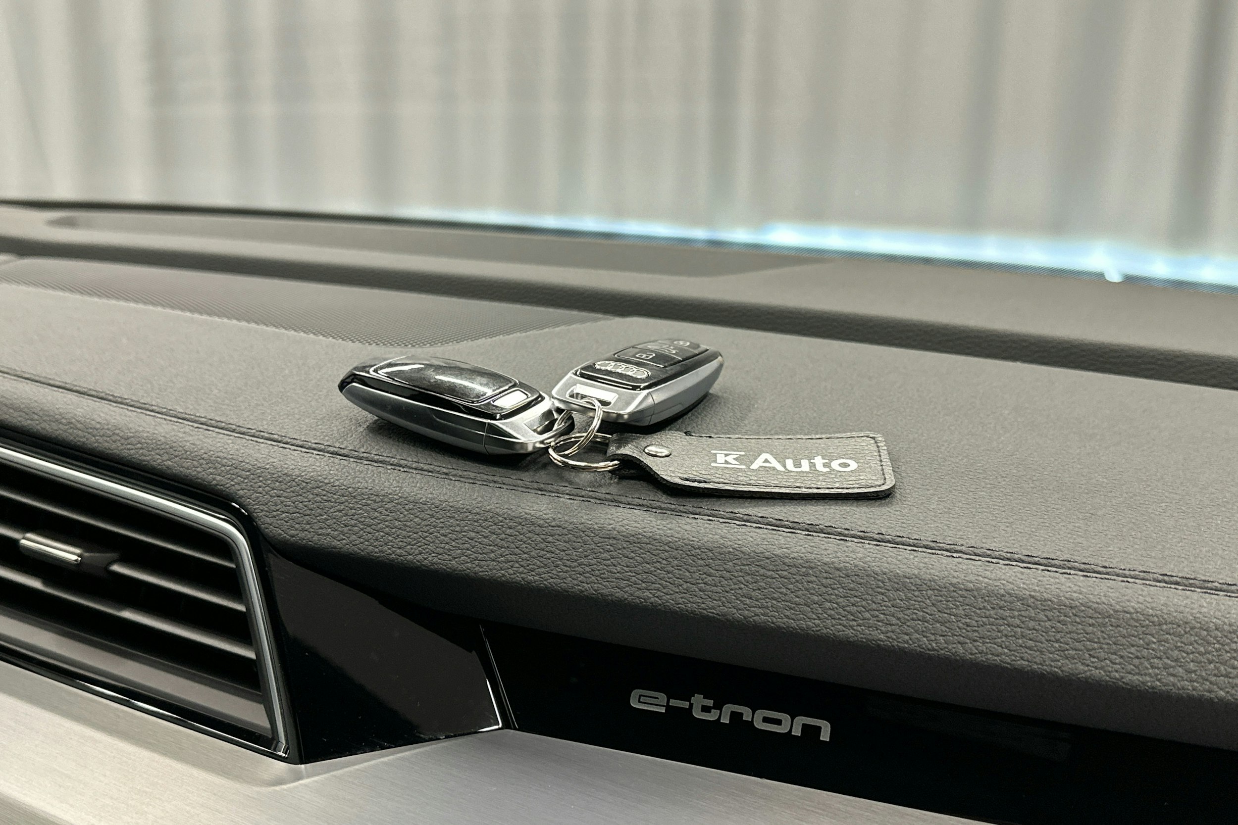 sininen Audi Q8 e-tron 2024 kuva 34.