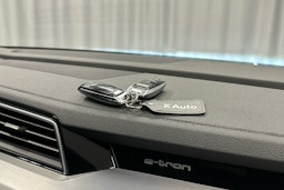 sininen Audi Q8 e-tron 2024 kuva 34.