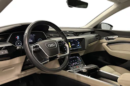 harmaa Audi Q8 e-tron 2024 kuva 8.