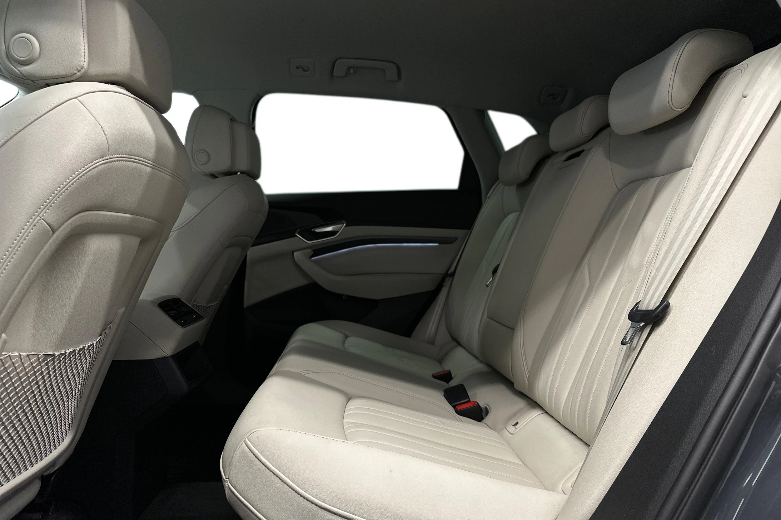 harmaa Audi Q8 e-tron 2024 kuva 11.