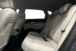 harmaa Audi Q8 e-tron 2024 kuva 11.