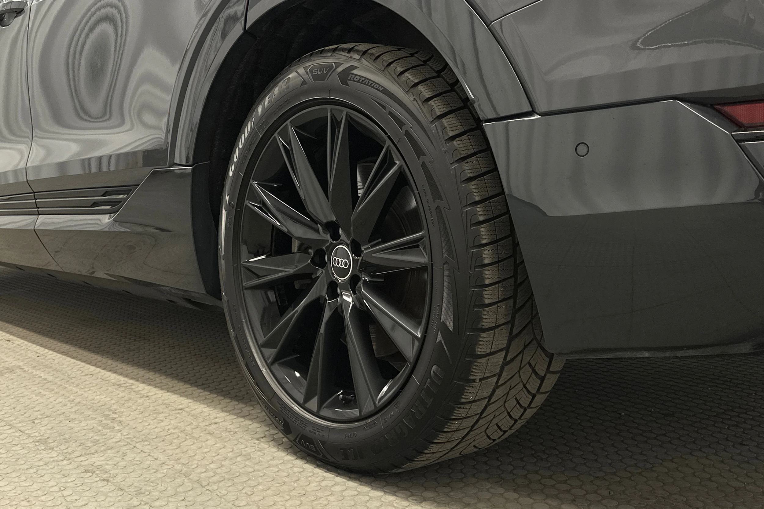 harmaa Audi Q8 e-tron 2024 kuva 13.