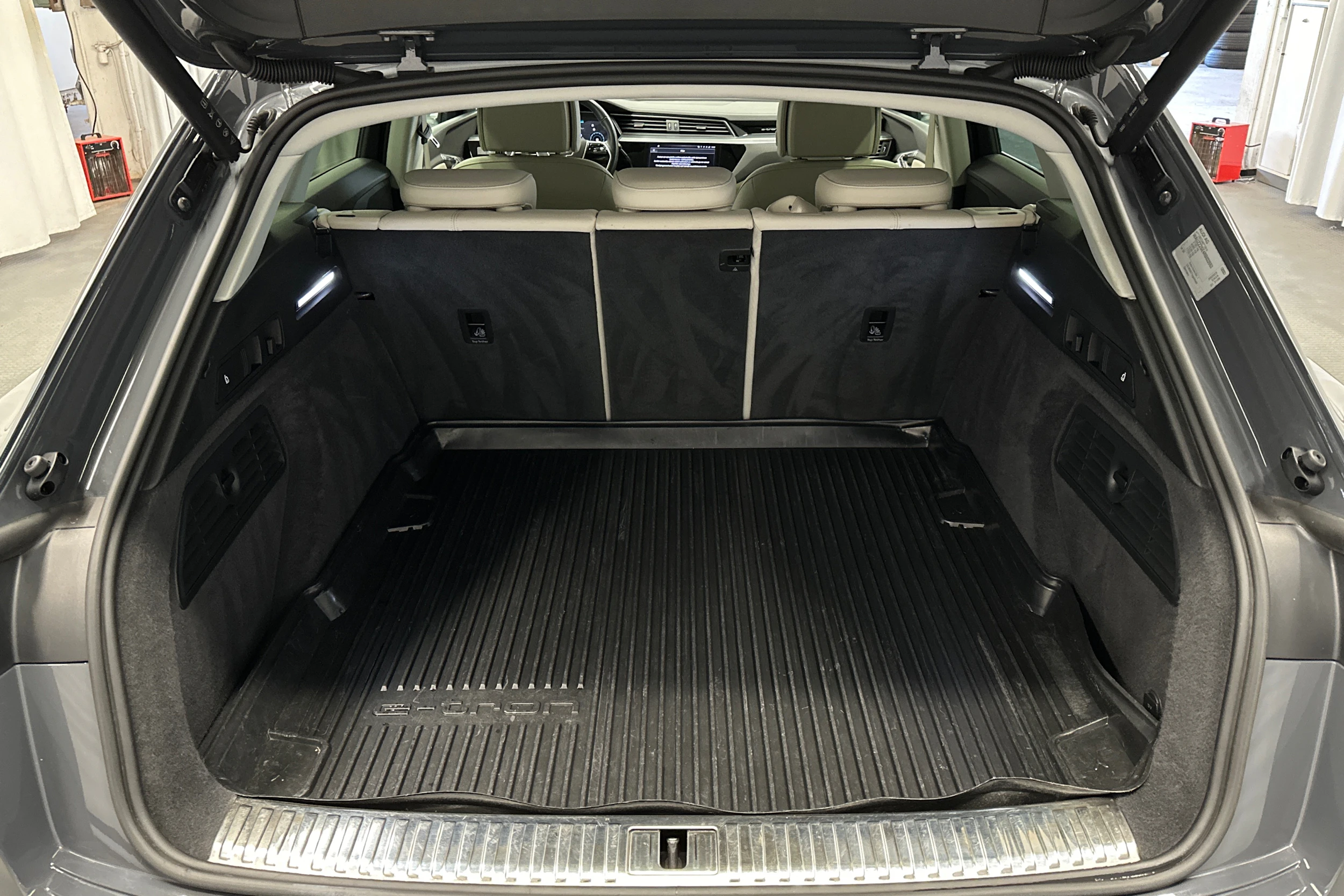 harmaa Audi Q8 e-tron 2024 kuva 15.