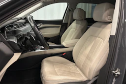 harmaa Audi Q8 e-tron 2024 kuva 17.