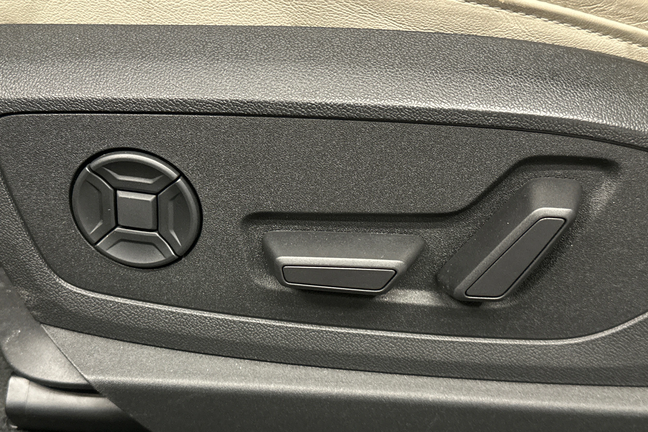 harmaa Audi Q8 e-tron 2024 kuva 18.