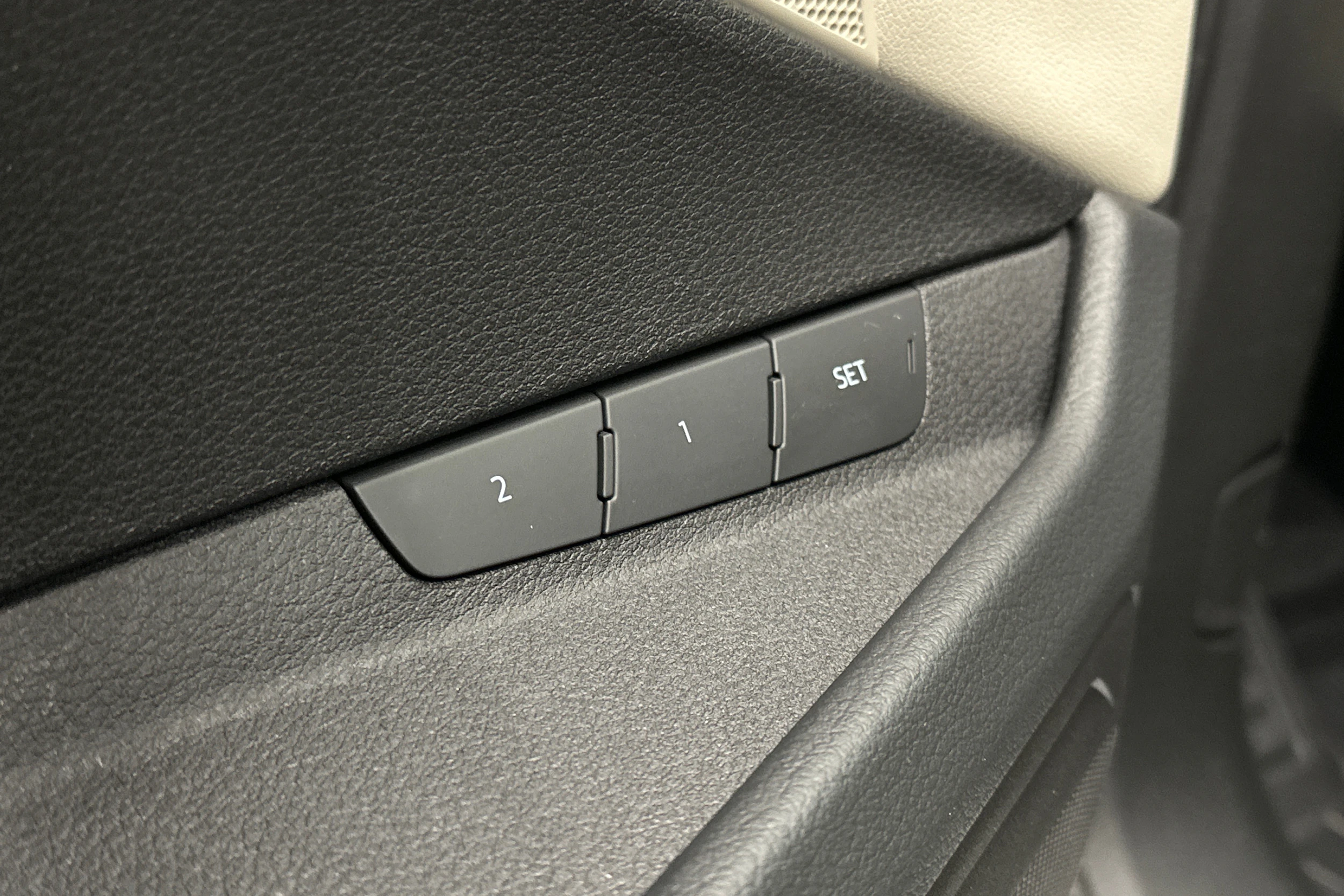 harmaa Audi Q8 e-tron 2024 kuva 19.