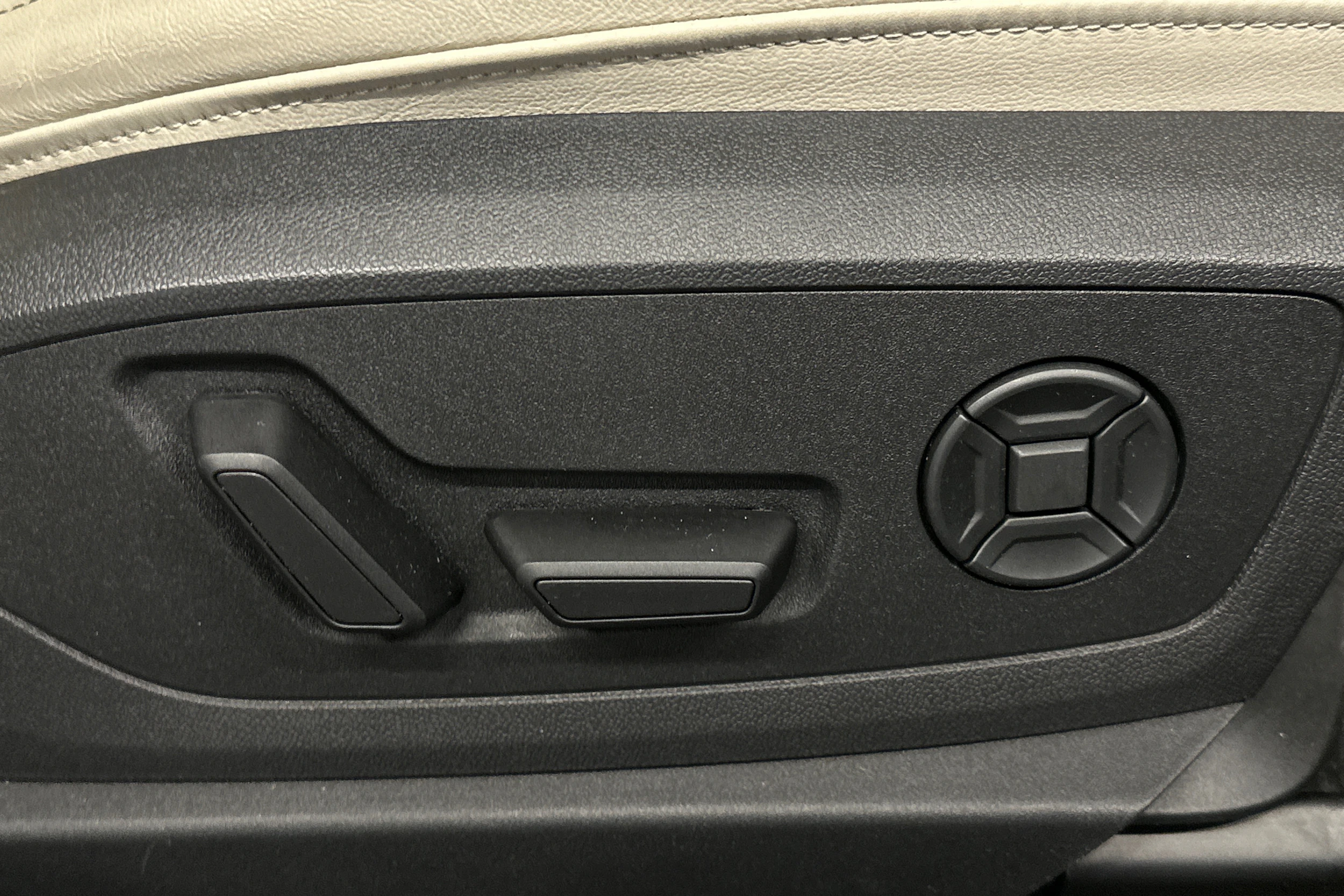 harmaa Audi Q8 e-tron 2024 kuva 20.