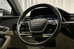 harmaa Audi Q8 e-tron 2024 kuva 21.