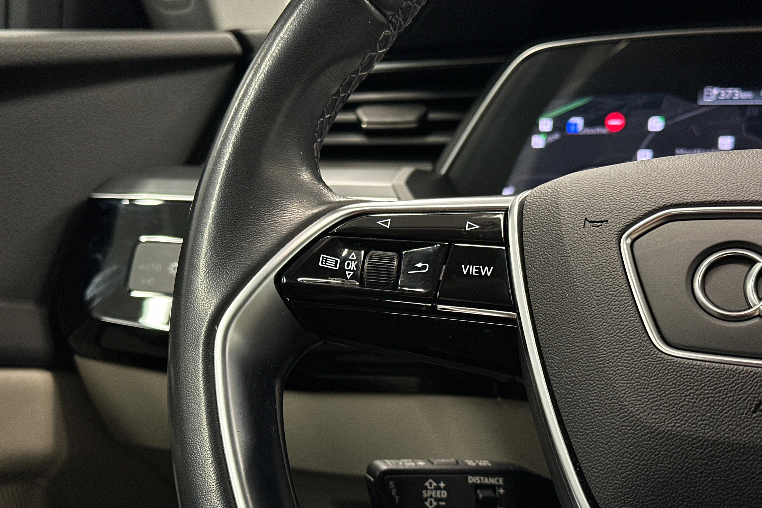 harmaa Audi Q8 e-tron 2024 kuva 22.