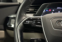 harmaa Audi Q8 e-tron 2024 kuva 22.