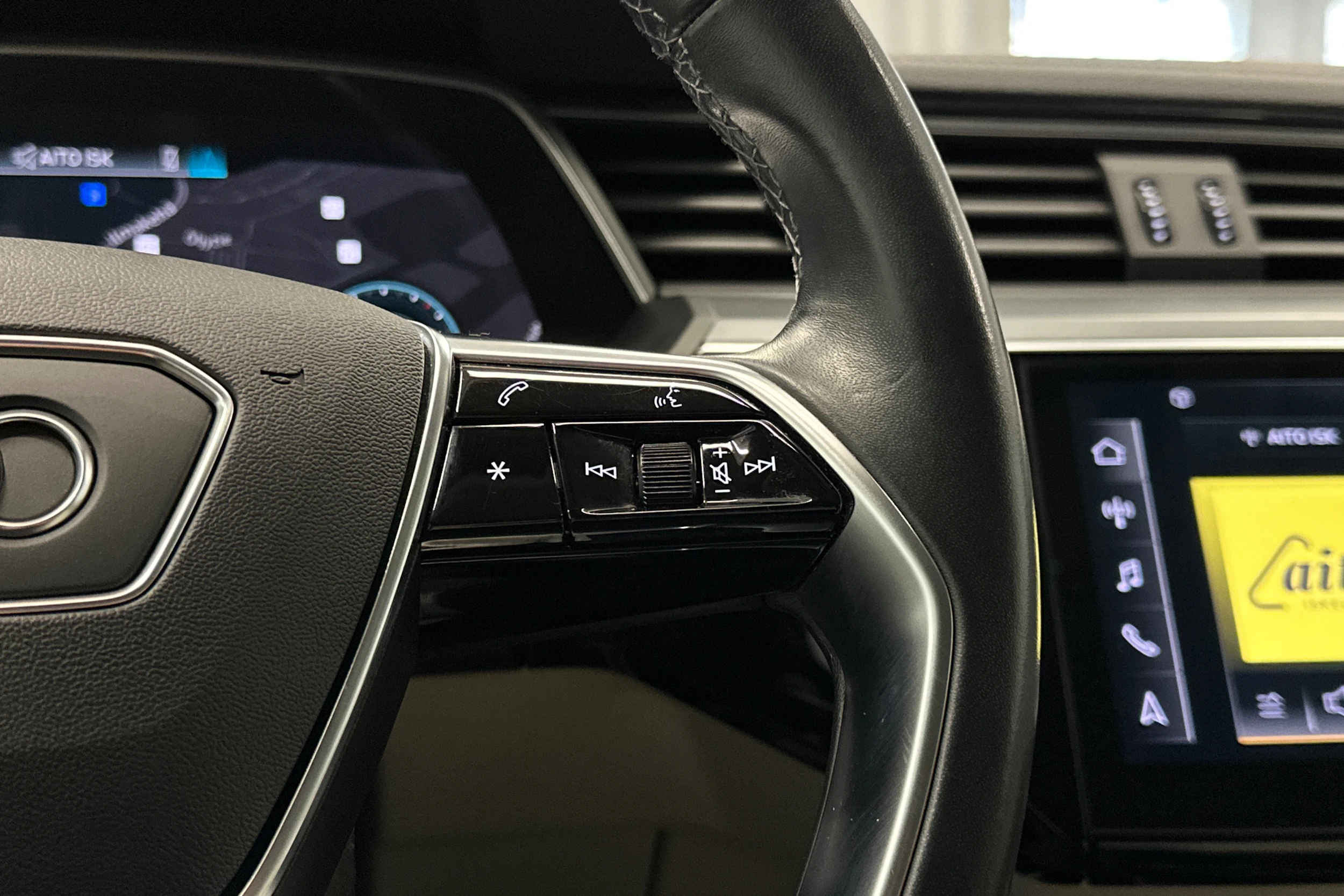 harmaa Audi Q8 e-tron 2024 kuva 23.