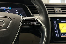 harmaa Audi Q8 e-tron 2024 kuva 23.