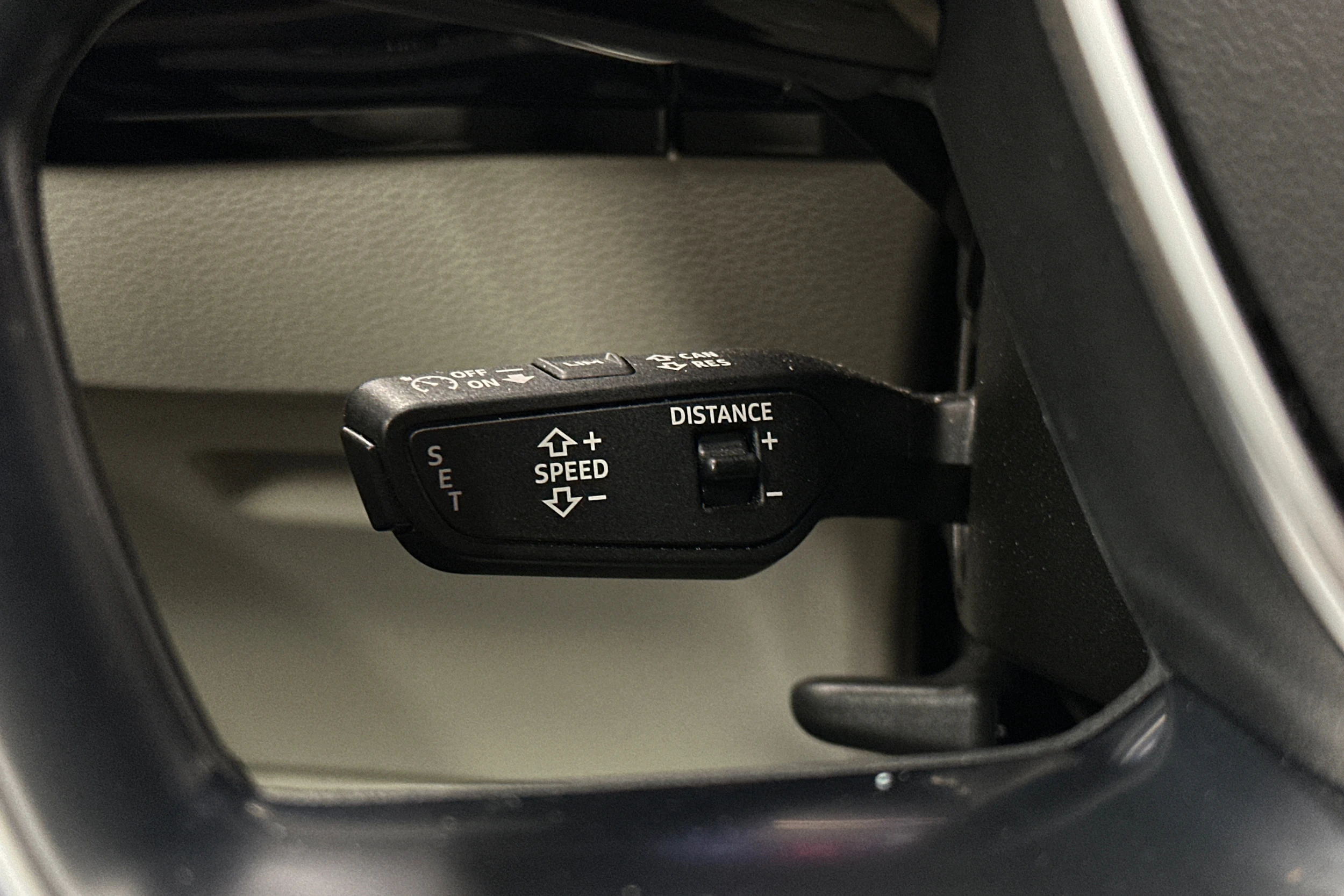 harmaa Audi Q8 e-tron 2024 kuva 24.