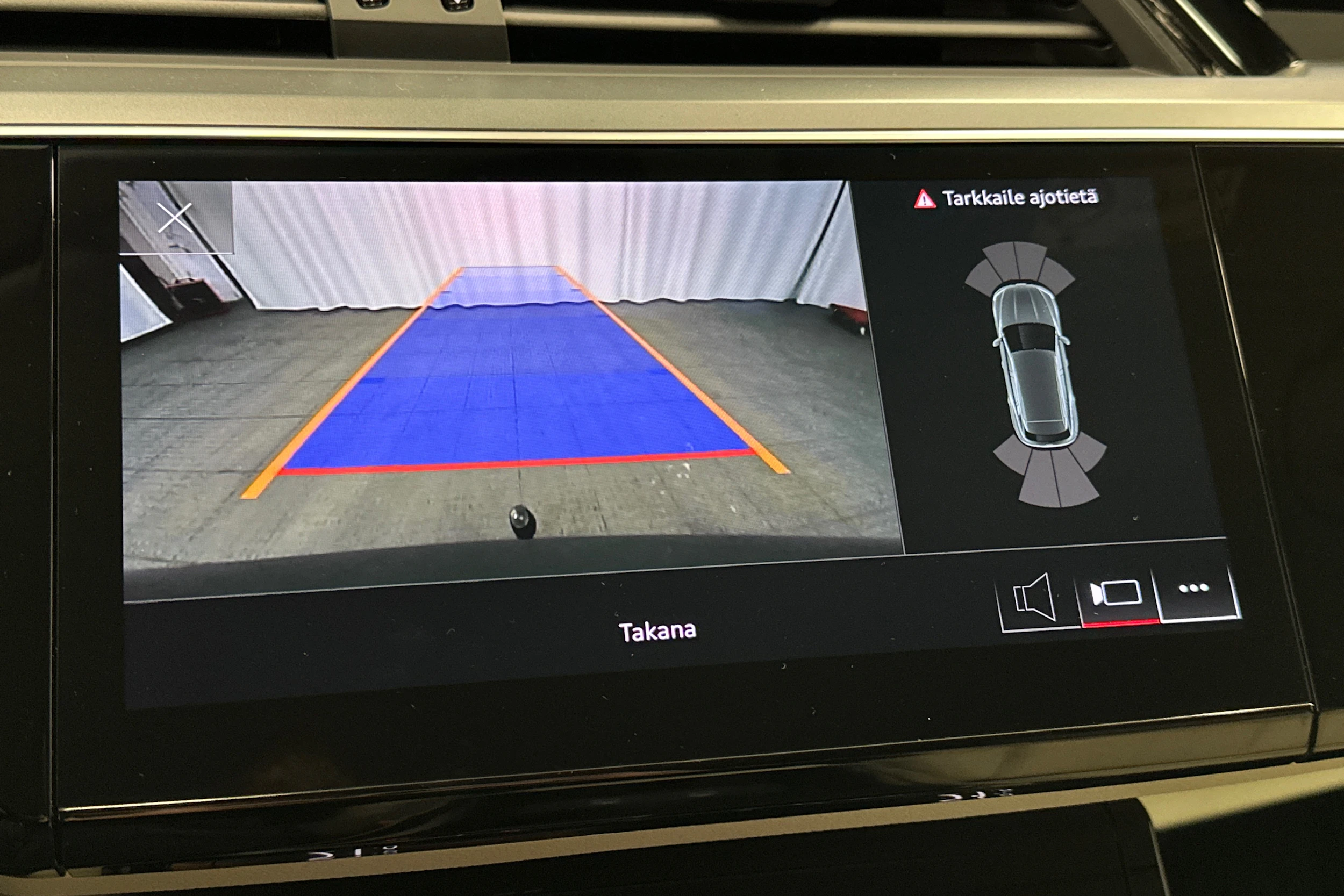 harmaa Audi Q8 e-tron 2024 kuva 32.