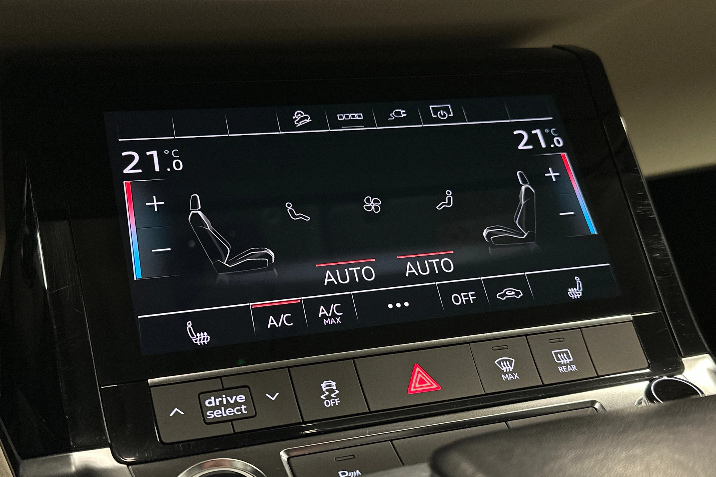 harmaa Audi Q8 e-tron 2024 kuva 33.