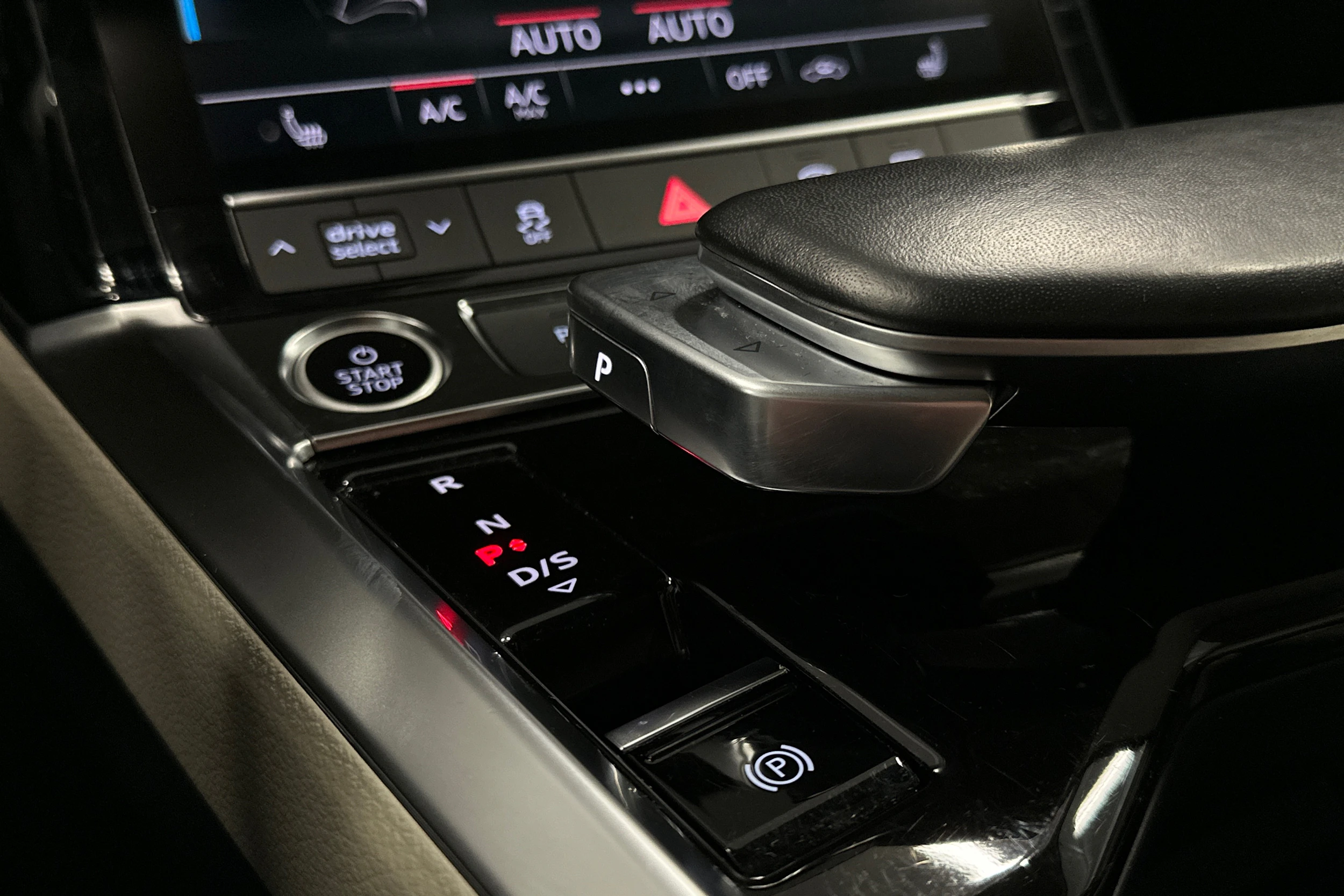 harmaa Audi Q8 e-tron 2024 kuva 34.