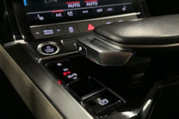 harmaa Audi Q8 e-tron 2024 kuva 34.