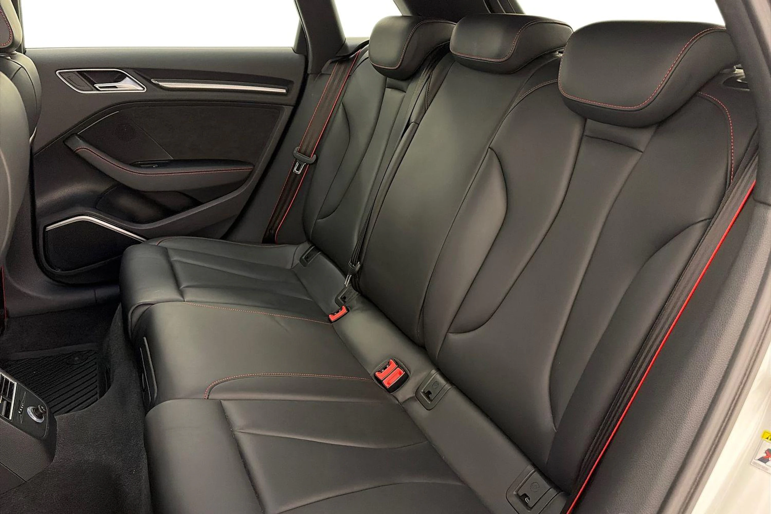valkoinen Audi RS 3 2018 kuva 8.