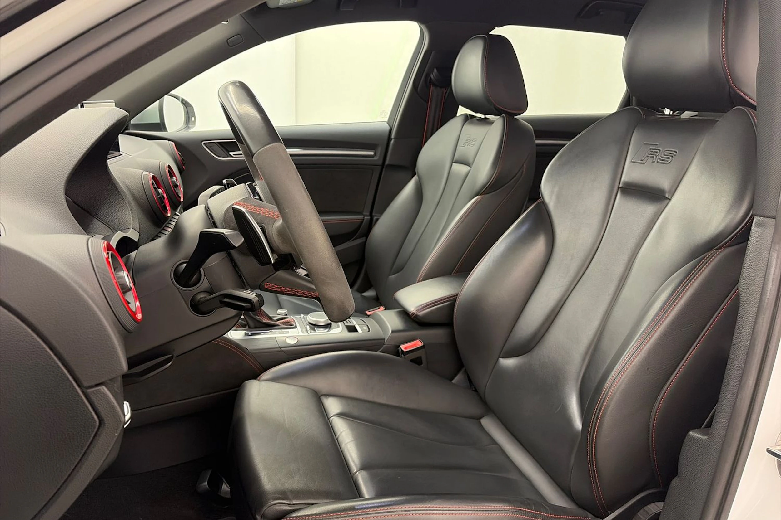 valkoinen Audi RS 3 2018 kuva 12.