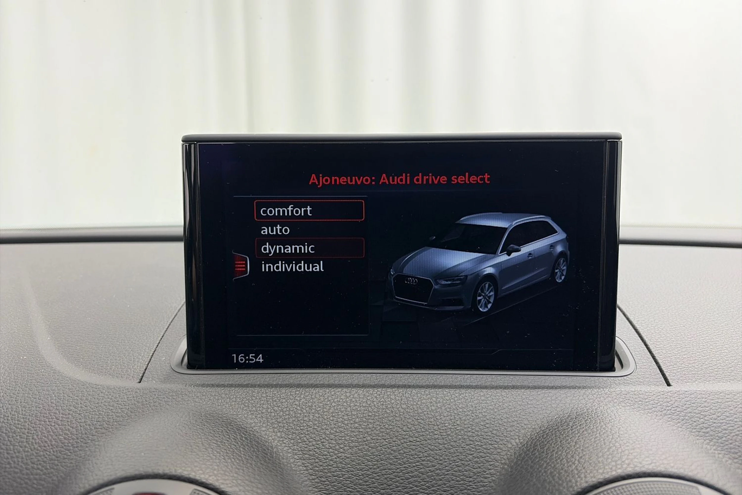 valkoinen Audi RS 3 2018 kuva 20.