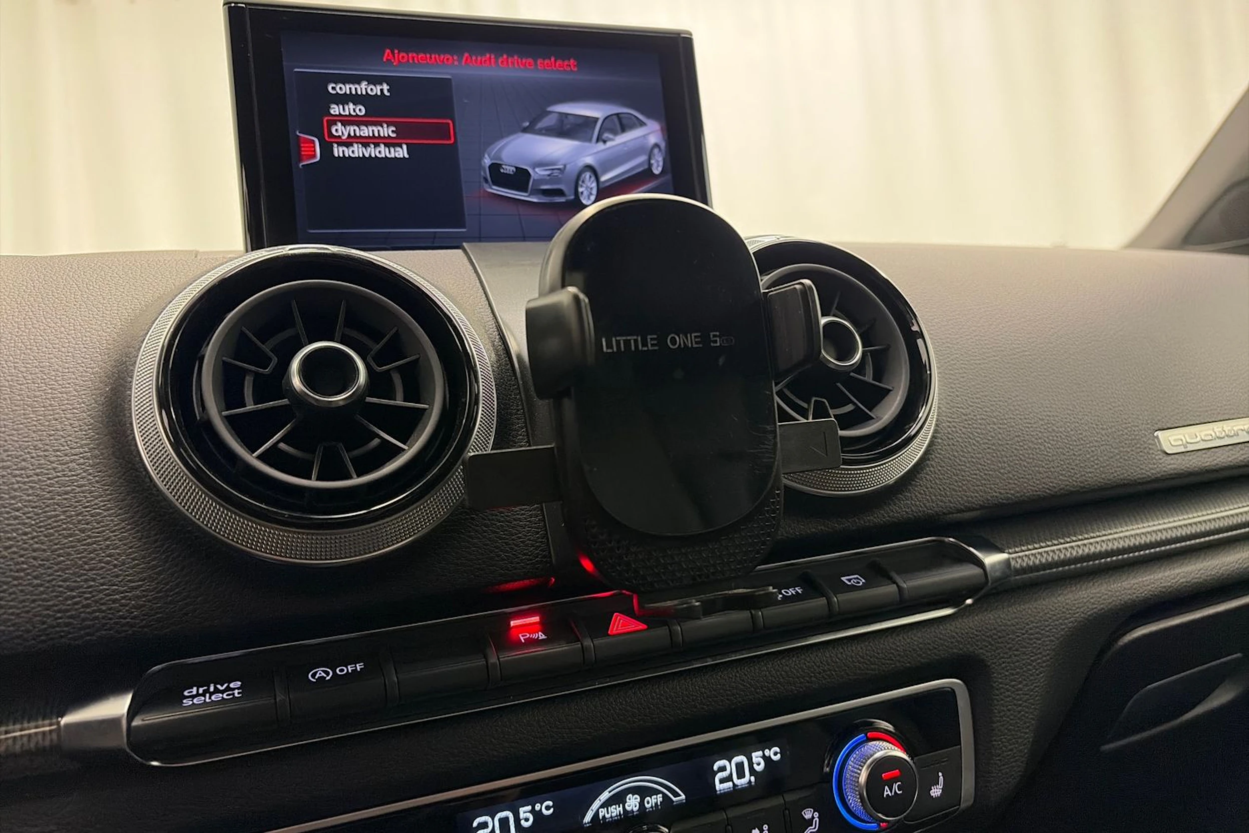 sininen Audi RS 3 2018 kuva 24.