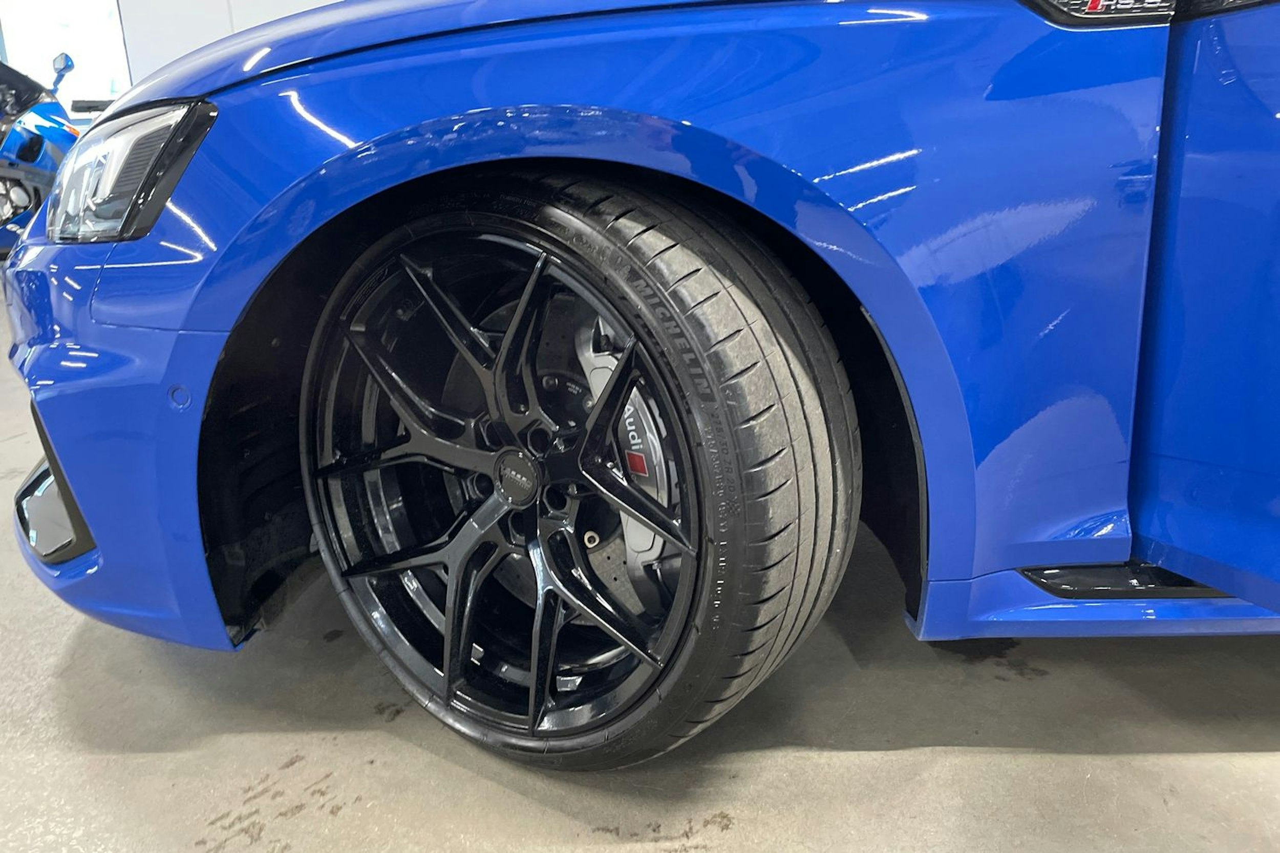 Sininen Audi RS5 2018 kuva 13.