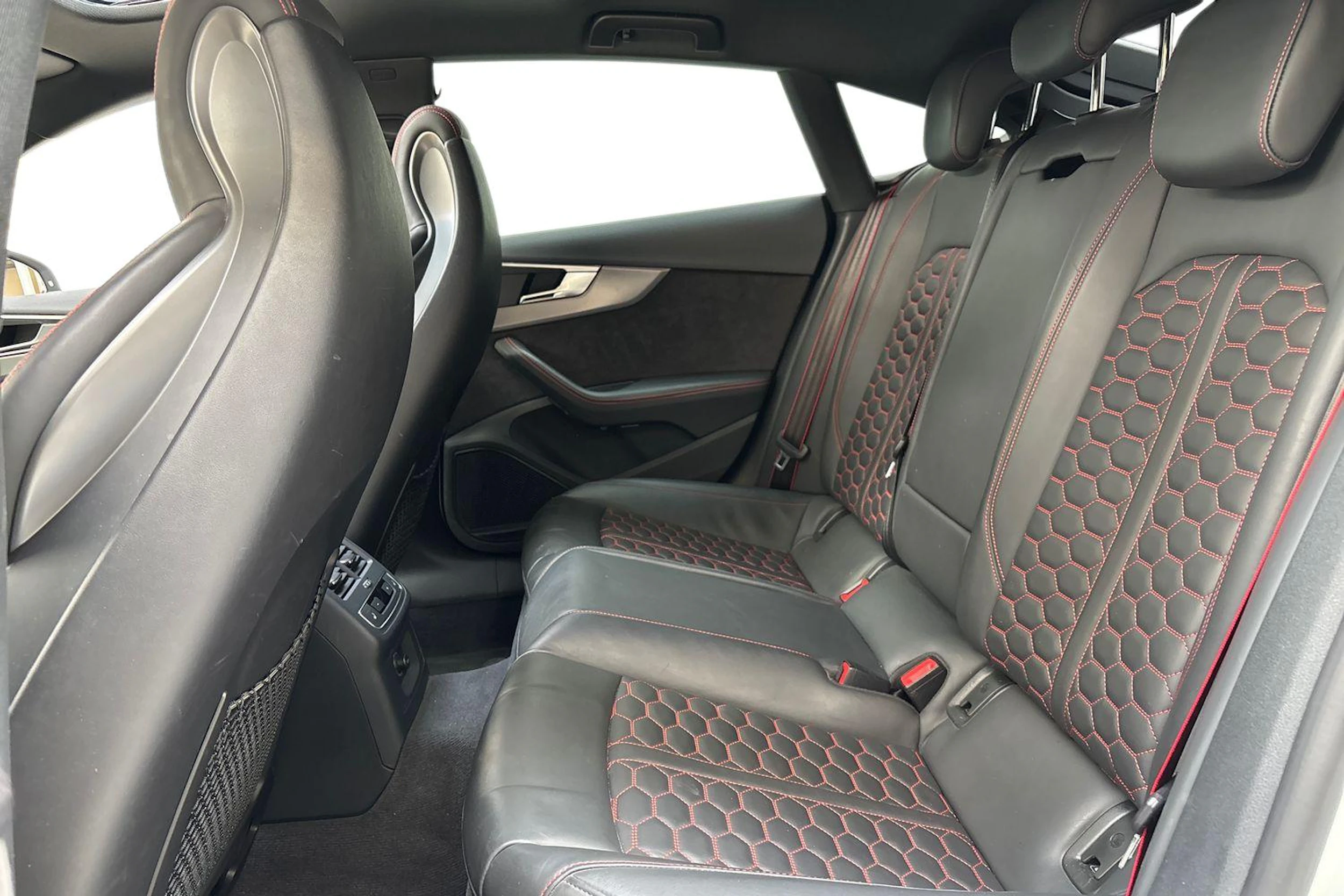 valkoinen Audi RS5 2019 kuva 11.