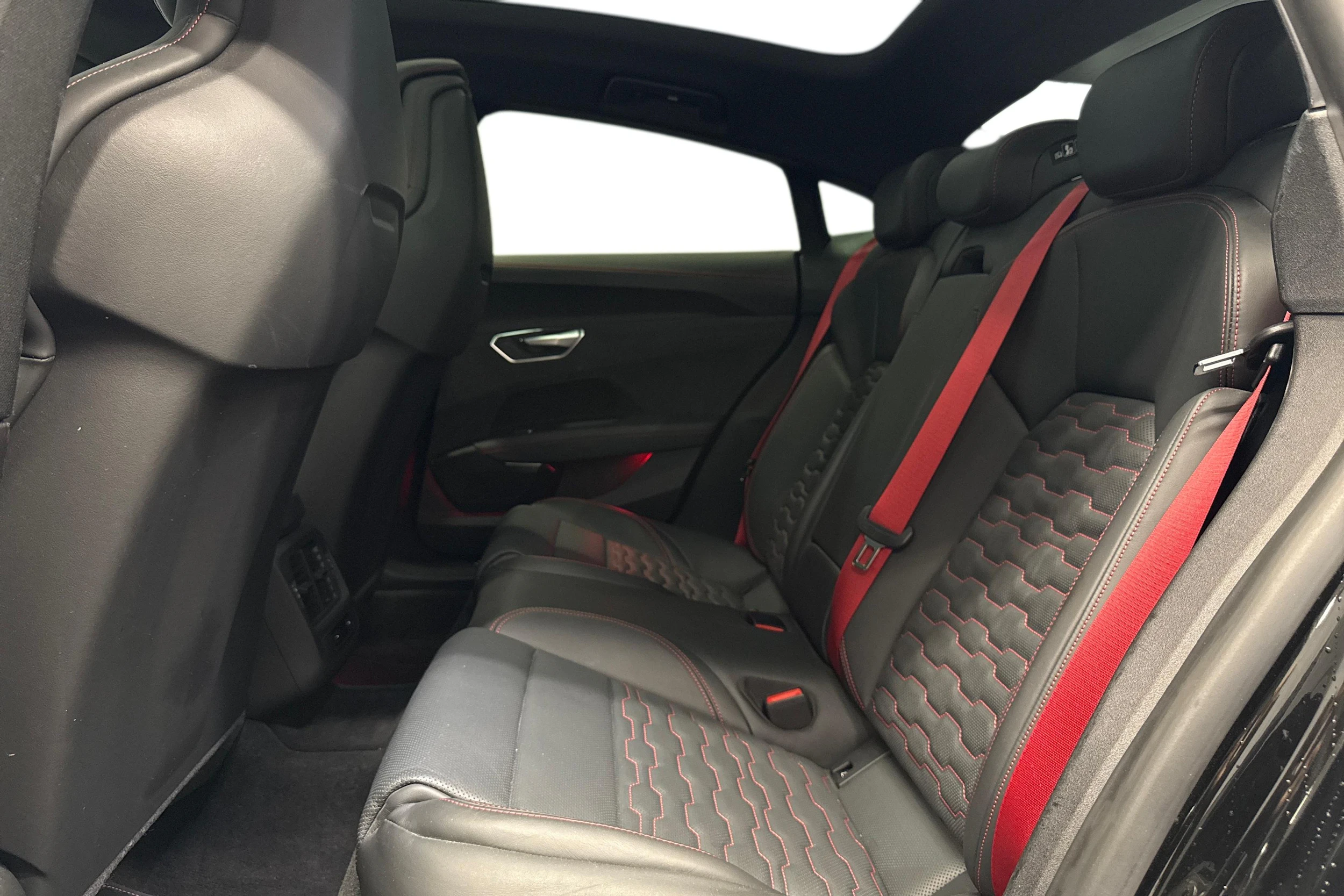 musta Audi RS e-tron 2022 kuva 8.