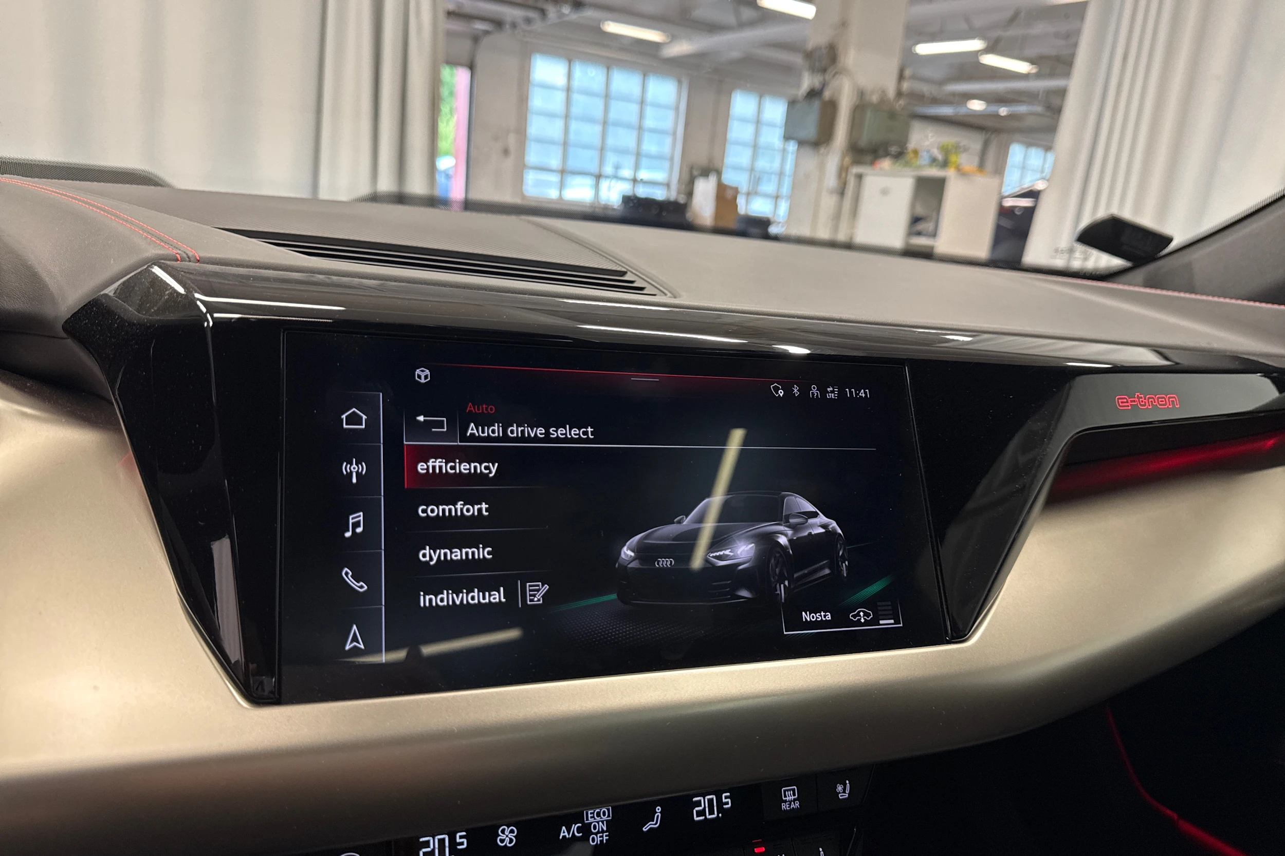 musta Audi RS e-tron 2022 kuva 21.