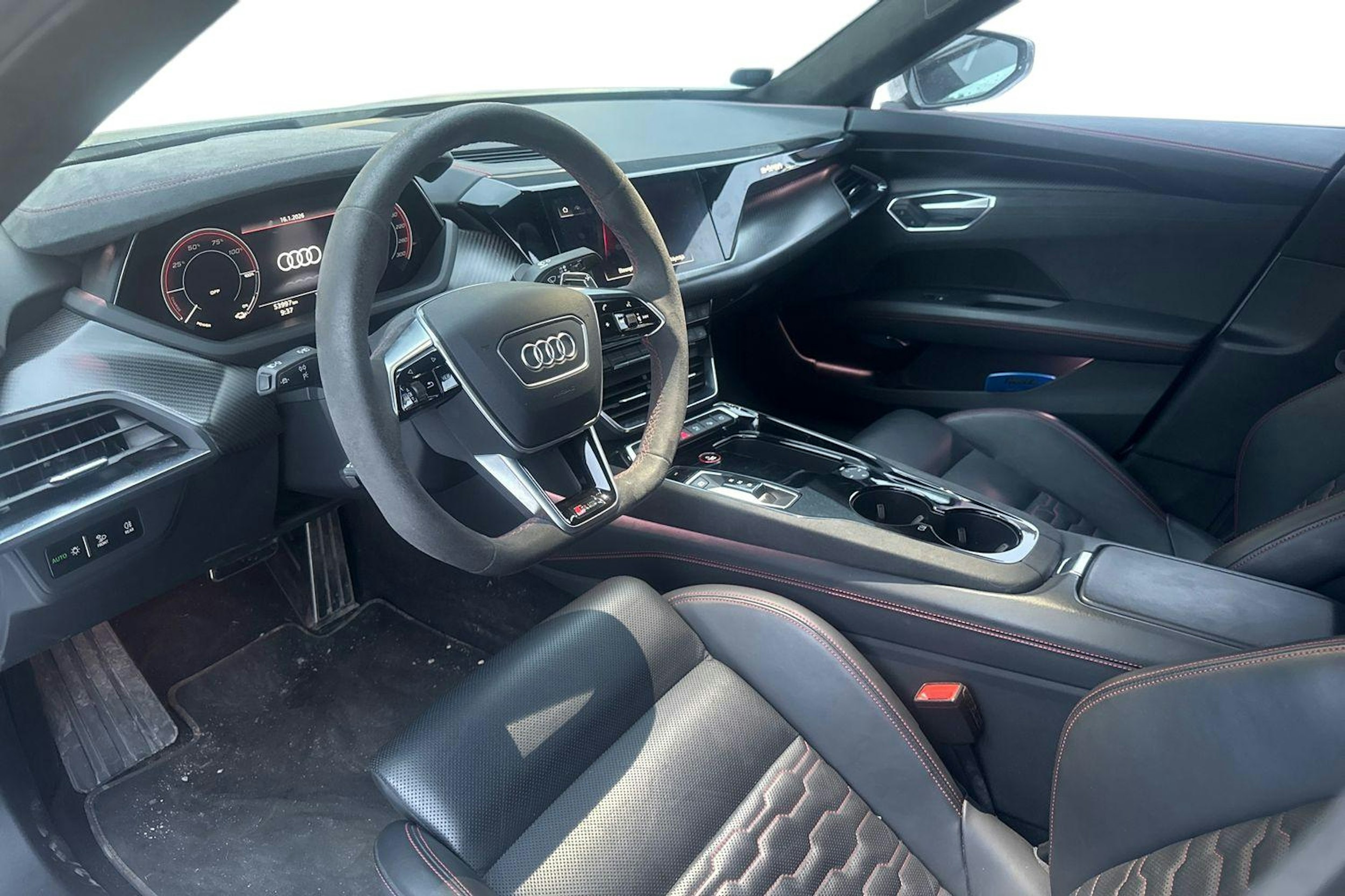 valkoinen Audi RS e-tron 2022 kuva 3.