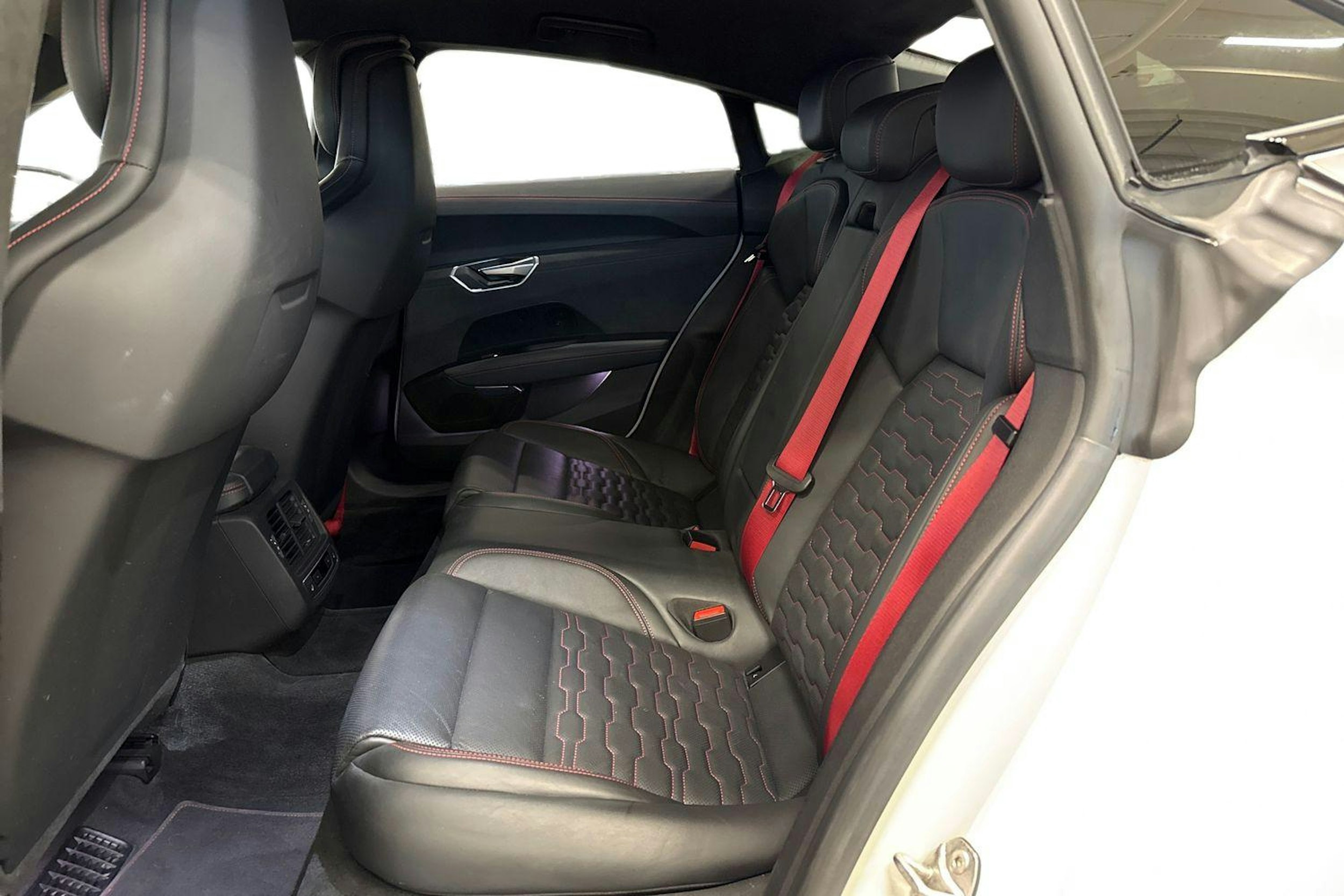 valkoinen Audi RS e-tron GT 2022 kuva 10.